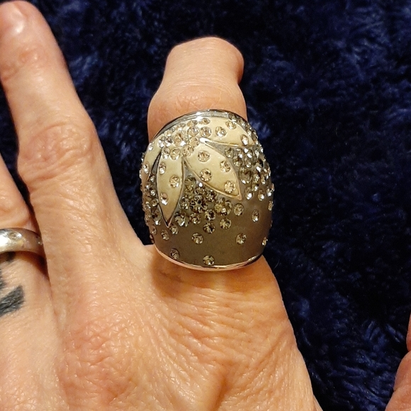 BIG BOLD STATEMENT GRAY WHITE CRYSTAL RING - Picture 5 of 8